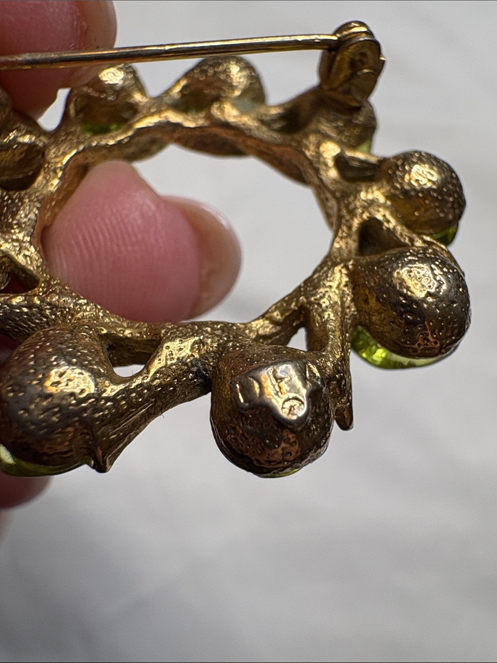Vintage DuBarry 5th Ave Green Art Glass Berry Wreath Brooch Gold Tone - Picture 5 of 7